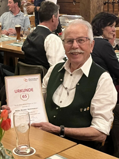 Richard Kennerknecht mit Urkunde